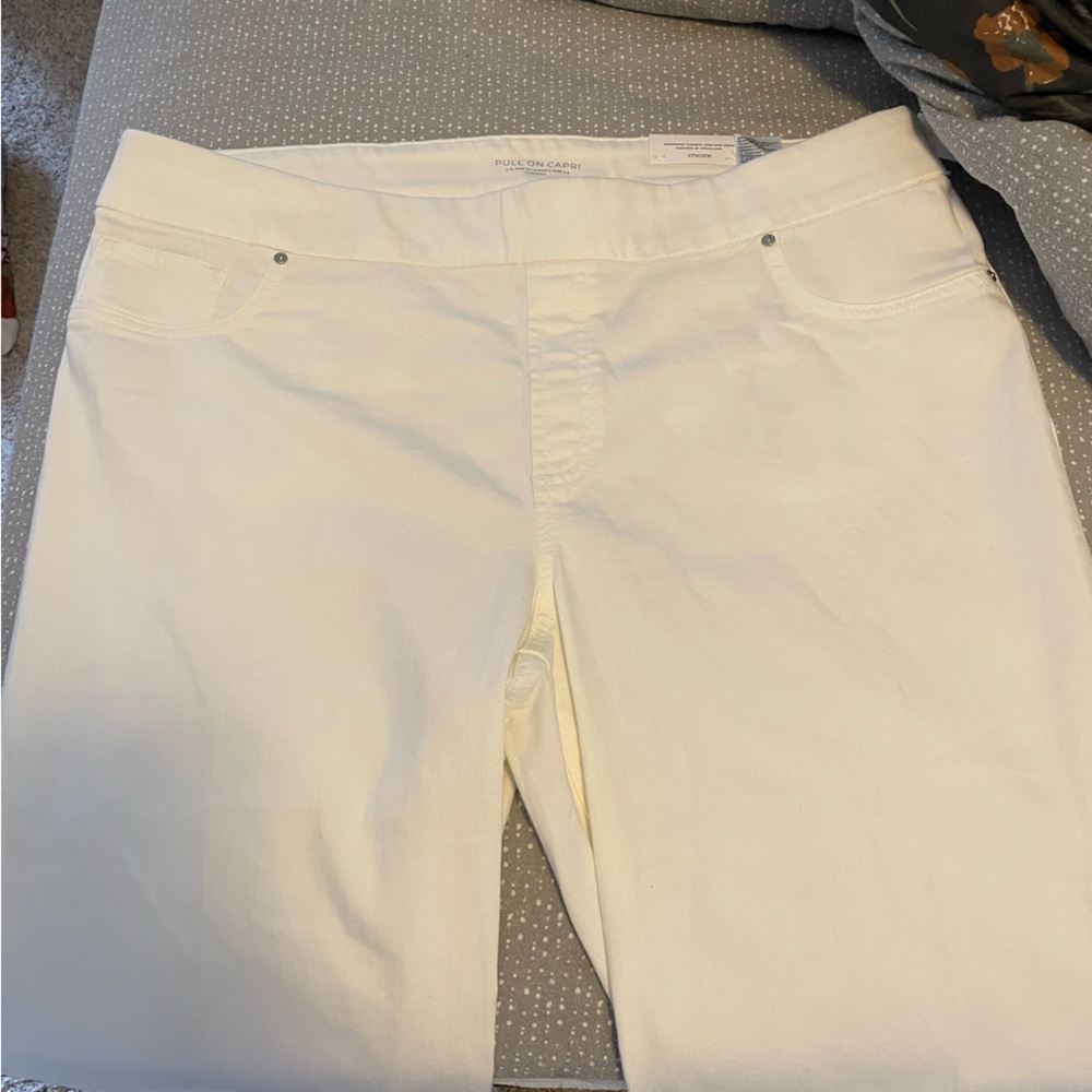 Chico's White Pull-On Capri Pants